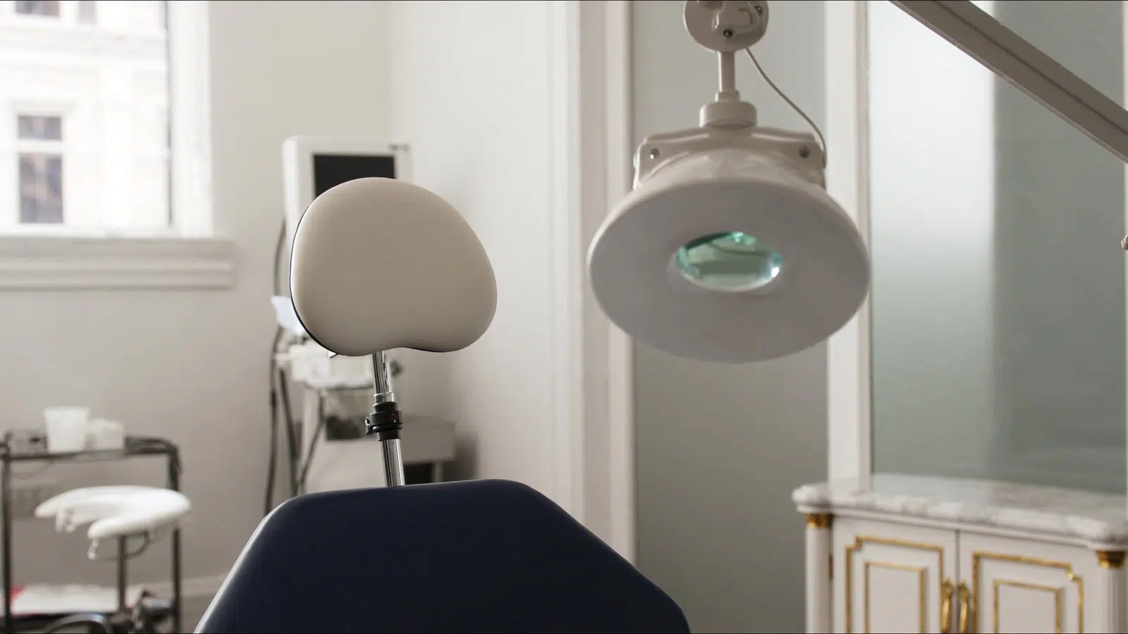 Does a Hair Transplant Leave Scars?
